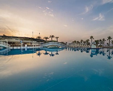 Acapulco Resort Cyprus zwembad avondzon