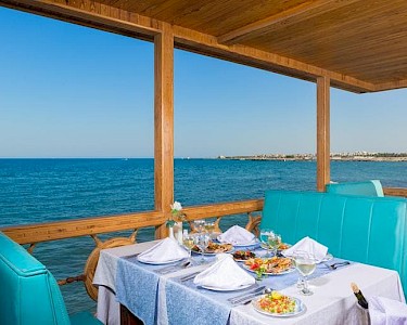 Ali Baba Palace Egypte dineren met uitzicht op zee