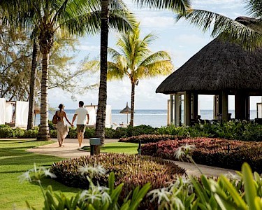 Outrigger Mauritius Beach Resort tuin