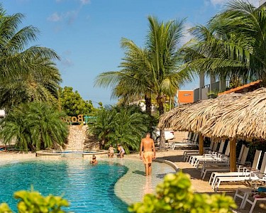 Resort Bonaire zwembad ligbedjes