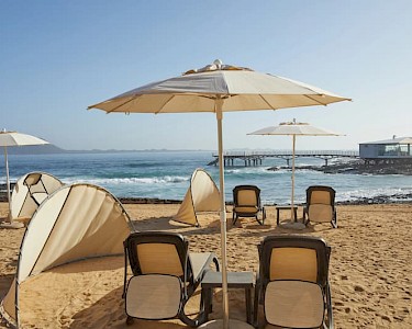 Secrets Bahia Real Resort & Spa ligbedden strand
