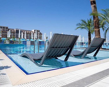 Armella Hill Hotel Turkije ligbedden in zwembad
