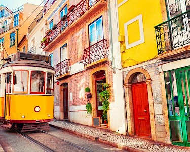 Vintage gele tram Lissabon