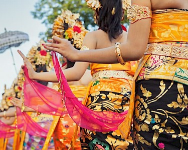 Balinese vrouwen met traditionele kleding