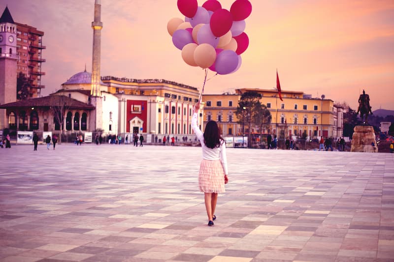 Tirana stad meisje met ballonnen