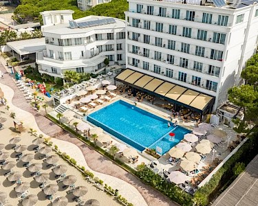 Hotel Elesio Albanië zwembad en strand