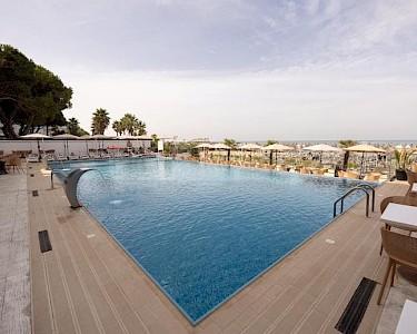 Hotel Elesio Albanië zwembad uitzicht