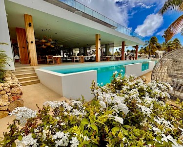 Van der Valk Plaza Island Residence Bonaire zwembad restaurant