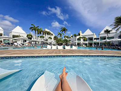 Courtyard by Marriott Aruba Resort ligbedje in het zwembad benen