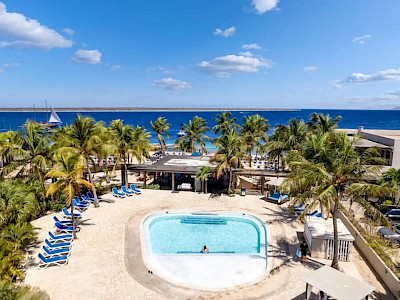 Eden Beach Resort Bonaire zwembad met uitzicht op zee