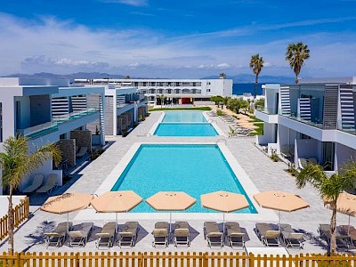 TUI SUNEO Niriides swim up