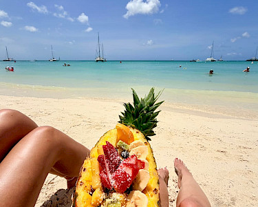 Ananas smoothie bowl op Palm Beach strand Aruba