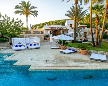 Can Lluc Ibiza loungebedden zwembad