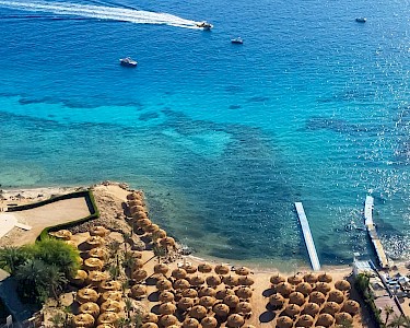 Swissôtel Sharm El Sheikh strand bovenaf