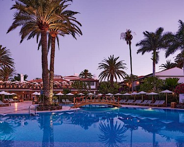 Seaside Grand Residencia Gran Canaria zwembad avond