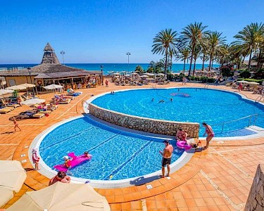 SBH Costa Calma Beach Resort Fuerteventura zwembad van bovenaf