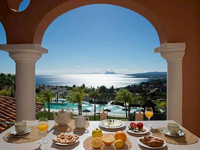 Pierre en Vacances Village Terrazas Costa del Sol ontbijt met uitzicht over het zwembad en de zee