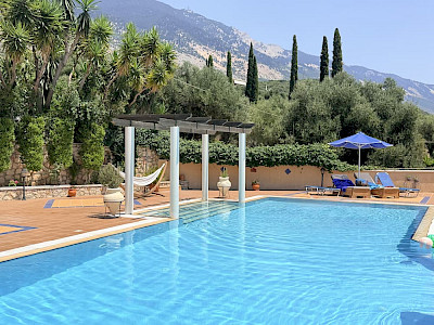 Appartementen Kefalonia View by Alex zwembad en uitzicht op de bergen