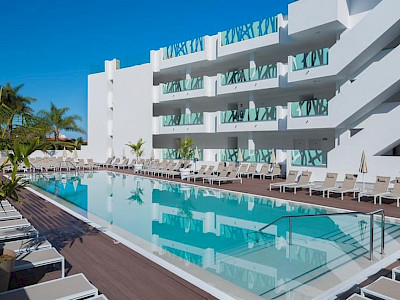 Atlantic Mirage Suites & Spa Tenerife zwembad met ligbedjes